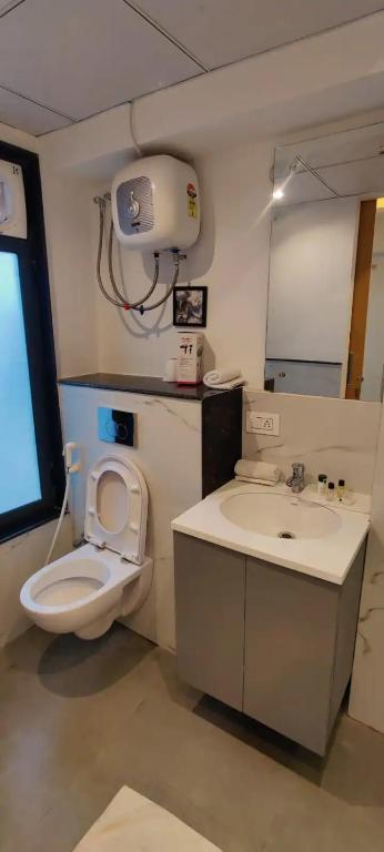 a bathroom with a toilet and a sink at The Grand Anukampa Oasis in Jaipur lookinghotel.com