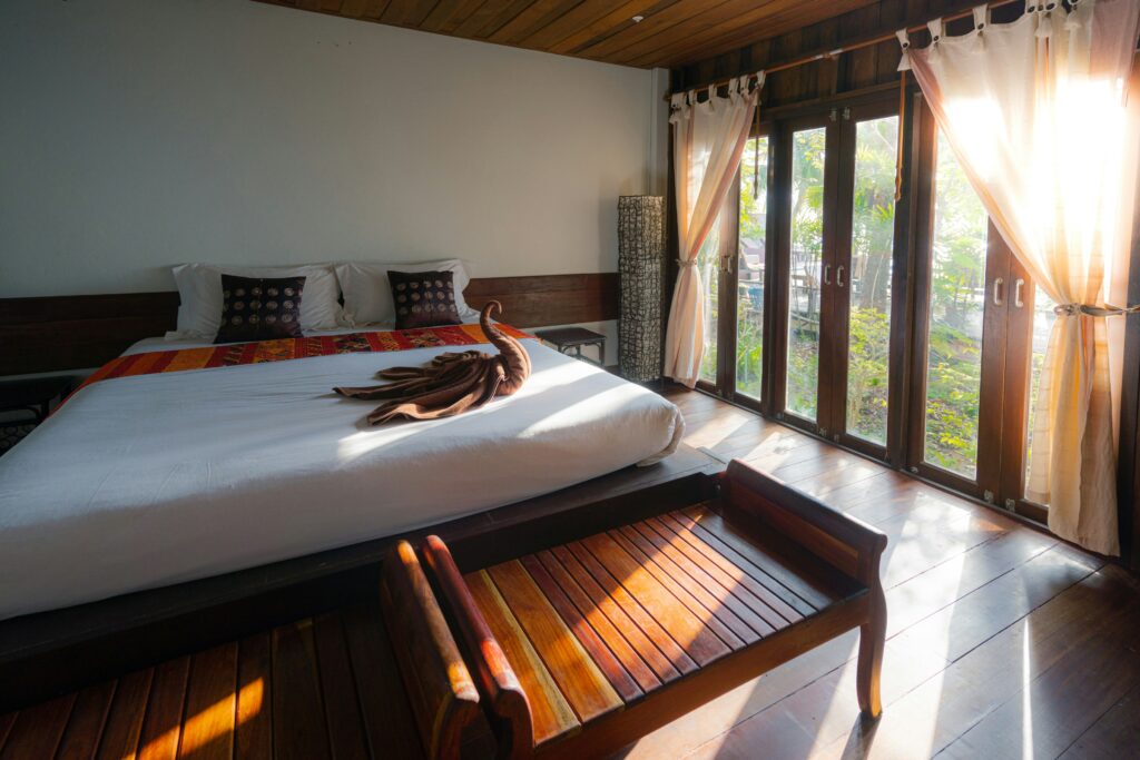 lookinghotel bed image